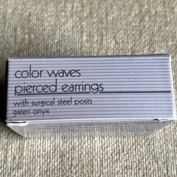 VINTAGE (1987) AVON  COLOR WAVES PIERCED EARRINGS (GREEN/ONYX) - Picture 2 of 3